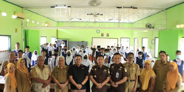 Penutupan Kegiatan Penyuluhan Hukum Jaksa Sahabat Sekolah di SMPN 10 Kota Cirebon